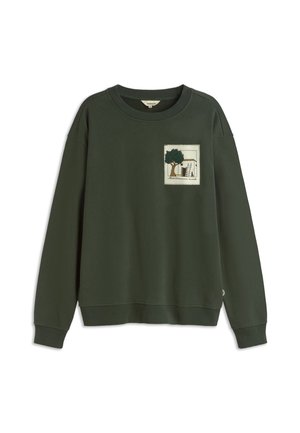 Sudadera de algodón verde con mangas largas, escote redondo y un parche frontal con una ilustración de un árbol y un edificio.