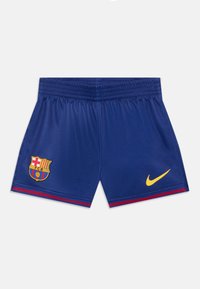 Pantalones cortos deportivos azules fabricados con tejido transpirable, que presentan un logo de Nike amarillo, detalles rojos y un emblema bordado del club Barcelona.