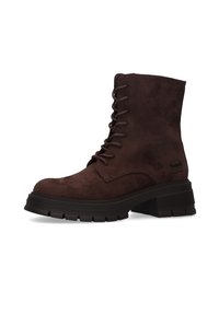 Braune Wildleder-Stiefeletten mit einer Schnürung auf der Vorderseite, robuster Sohle und Blockabsatz. Besondere Merkmale sind kontrastierende Nähte und eine Markenkennzeichnung an der Seite.