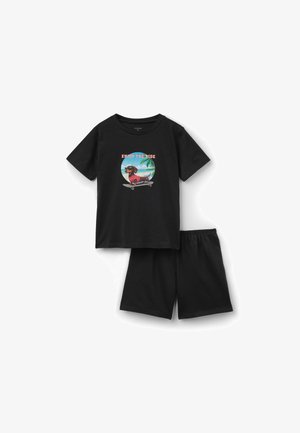 Schwarzes T-Shirt mit kurzen Ärmeln und Shorts-Set mit einer Grafik eines Dackels, der am Strand Skateboard fährt, und dem Text "Enjoy the Ride."