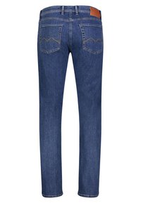 Jean en denim bleu foncé avec une coupe droite, featuring deux poches arrière avec des coutures en zigzag et un accent en cuir marron sur la taille.