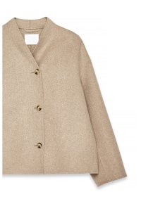 Manteau en laine beige avec un col en V, trois boutons marron et manches longues, présenté sur un fond blanc.