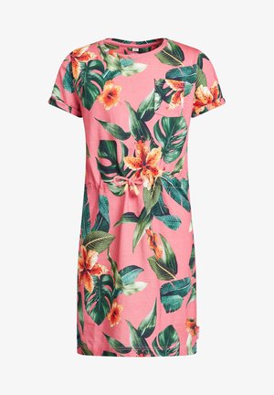 Vestido rosa de manga corta con hojas tropicales verdes y estampado floral naranja, un pequeño bolsillo en el pecho y cinturón de lazo en la cintura.