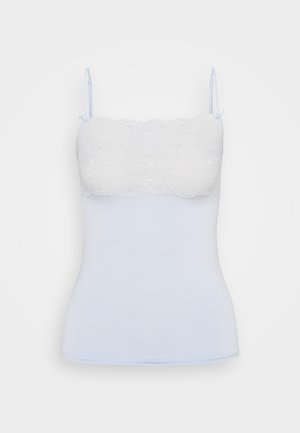 Hvit blondecamisole med justerbare stropper, med en tettsittende bomullskropp som strekker seg ned til et glatt, mykt stoff under bysten.