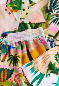 Värvikas pidžaama komplekt, millel on lillemustriline ja maastikupilt, valmistatud kergest kangast, koos nööpidega särk ja elastse vööümbrusega püksid.