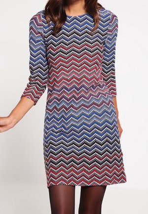 Abito a motivi a zig zag multicolore con maniche a tre quarti, nei toni del blu, rosso e nero. Tessuto in maglia morbido e scollatura rotonda.