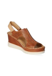 Scarpa wedge in pelle marrone con punta aperta e design perforato. Presenta dettagli beige e suola in gomma bianca testurizzata. Cinghia laterale per supporto.
