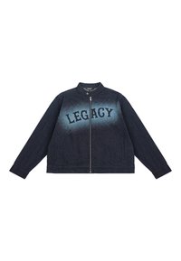 Tamsiai mėlynas džinsinis švarkas su stovinčiu apykakle, užtrauktuku ir juodu "LEGACY" užrašu su gradientiniu efektu priekyje.