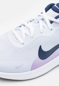 Nike Performance REVOLUTION 7 - Tenisice za cestovno trčanje - football grey/midnight navy/lilac bloom/lilac