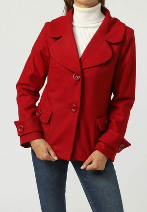 Chaqueta de mezcla de lana roja con un gran cuello, tres botones y bolsillos con solapa. Los puños y botones tienen un acabado suave y una forma redonda.