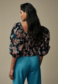 Laura Ashley PUFF SLEEVE SHIRRED REGULAR FIT - Bluse - navy tuttington floral