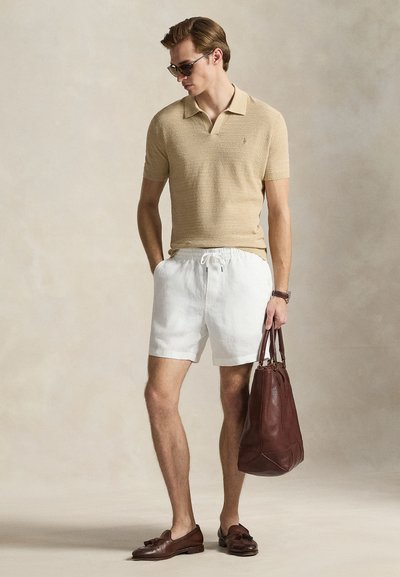 Μπεζ πόλο πουκάμισο με υφή, λευκά λινά σορτς, καφέ δερμάτινα μοκασίνια και καφέ δερμάτινη τσάντα tote. Απλή, απλή καλοκαιρινή εμφάνιση.