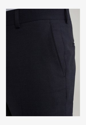 Pantaloni sartoriali navy in tessuto strutturato con finitura liscia, dotati di tasca laterale e passanti per cintura. Realizzati in tessuto intrecciato per una maggiore durata.