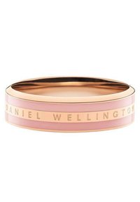 Vaaleanpunainen käsikoru, jossa on sileä pinta ja ruusukultaiset yksityiskohdat. Ranneke sisältää kaiverretut "DANIEL WELLINGTON" -tekstit ympäriinsä.