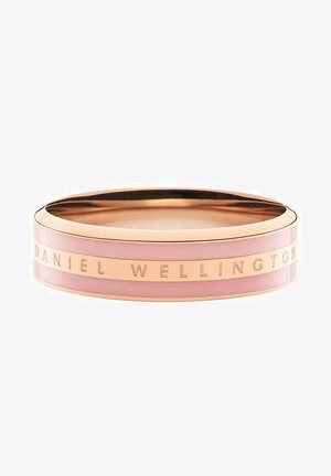 Rosa Armreif mit glatter Oberfläche und Details aus roségold. Der Ring ist mit dem eingravierten Text "DANIEL WELLINGTON" entlang seines Umfangs versehen.