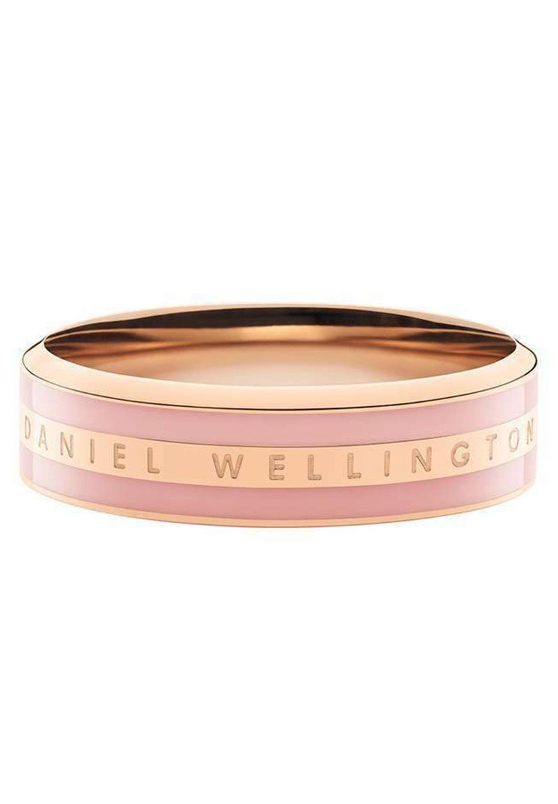 Vaaleanpunainen käsikoru, jossa on sileä pinta ja ruusukultaiset yksityiskohdat. Ranneke sisältää kaiverretut "DANIEL WELLINGTON" -tekstit ympäriinsä.