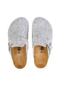 Des sabots gris avec un design lisse et arrondi, dotés de deux sangles à boucle et d'une semelle intérieure douce et texturée. Taille marquée comme 37.