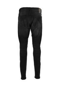 Černé slim-fit džíny s středním pasem, které mají hladkou denimovou texturu, dvě zadní kapsy a jemný prošívaný design na pravé kapse.