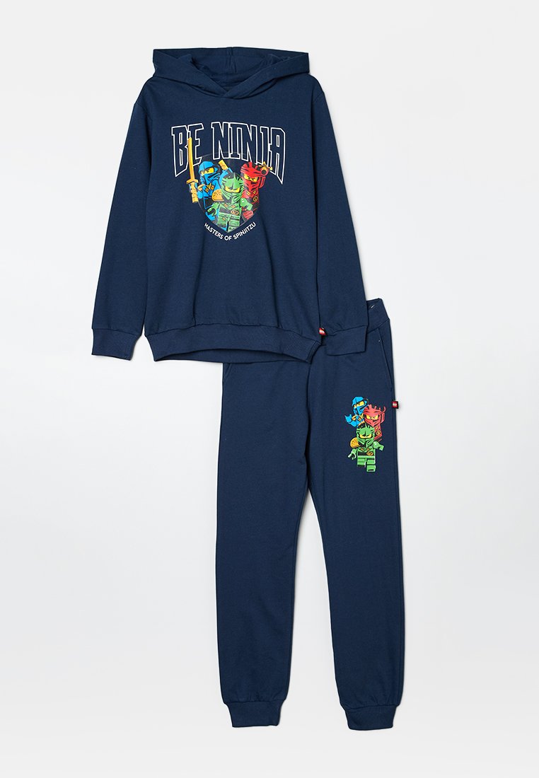 Das navyblaue Hoodie- und Jogginganzug-Set verfügt über ein grafisches Design mit bunten Ninja-Charakteren. Hergestellt aus weichem Material mit gerippten Bündchen.