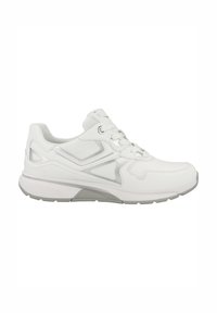 Des chaussures de sport blanches avec un dessus en mesh texturé, des superpositions synthétiques lisses et une semelle grise rembourrée. Comprend des lacets et un col rembourré.