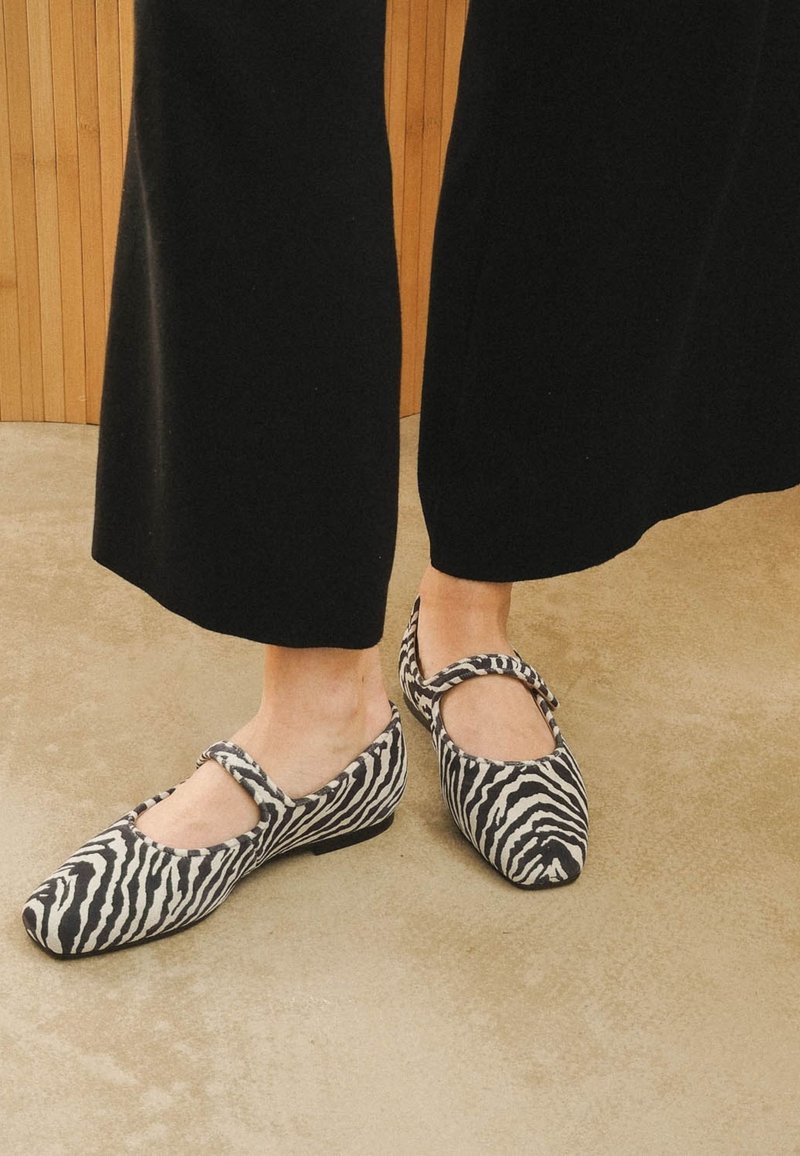 Ballerine da donna con punta divisa Scarpe Tabi moda Mocassini slip-on casual Espadrillas in pelle pieghettata da donna Zapatillas Mujer  322