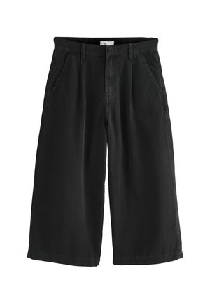 Schwarze weit geschnittene, knöchellange Hose mit Gürtelschlaufen, vorderen Taschen und einem Knopf-Reißverschluss, auf einem weißen Hintergrund präsentiert.