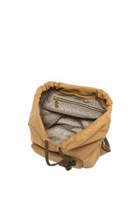 Borsa in pelle marrone con coulisse, con un esterno morbido e un interno foderato che presenta un motivo di testo ripetuto. Include una tasca con zip all'interno.