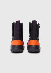 Svart og lilla stoff ankelstøvler med oransje hæl-detaljer og vertikale striper. Teksturert materiale med polstret design for støtte.