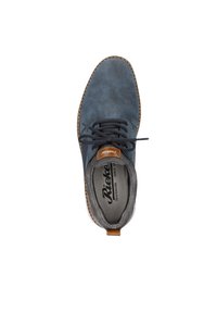 Chaussure en cuir suédé bleu avec bout arrondi, lacets, accent en cuir marron sur la languette et surpiqûre blanche contrastante le long de la semelle.