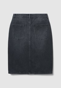 Jupe en denim gris foncé au mouton droit et épuré. Comprend deux poches arrière et des coutures visibles le long de l'ourlet et de la taille.