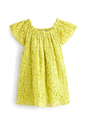 Robe jaune en dentelle à manches courtes, avec encolure froncée et motif floral, conçue pour un enfant.