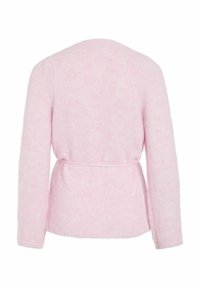 Rozi, mekani džemper teksture, s dugim rukavima i pojasem u struku, s jednostavnim dizajnom i zaobljenim izrezom na vratu.