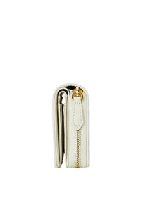 Portefeuille blanc plié avec une texture en cuir lisse, quincaillerie dorée et une forme rectangulaire compacte ; présente des emplacements de cartes visibles.