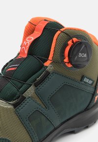 Adidas Terrex TERREX BOA MID  - Pārgājienu apavi - shadow green/pulse olive/impact orange