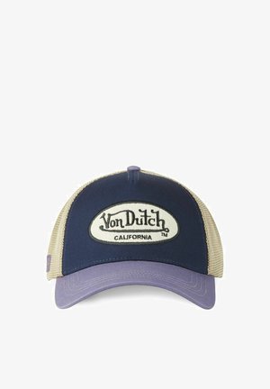 Casquette trucker en maille bleu marine et beige avec une visière violette, ornée d'un patch ovale blanc portant l'inscription "Von Dutch California" à l'avant.