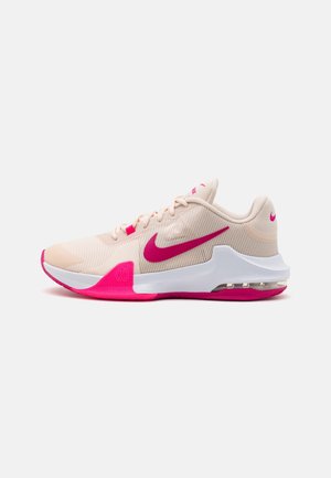 Jasnoróżowe sneakersy z teksturowanym żebrowanym materiałem, białą podeszwą środkową i żywymi różowymi akcentami. Posiadają wyraźne logo swoosh i sznurowany design.