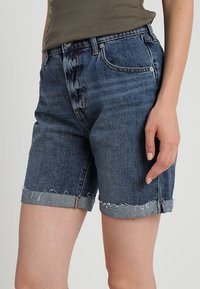 GAP Farkkushortsit - dark-blue denim