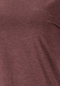 Bordeauxfarbenes Sportshirt aus strukturiertem Stoff mit dezentem "ENDURANCE"-Logo. Einfaches Design, kurze Ärmel und runder Halsausschnitt.