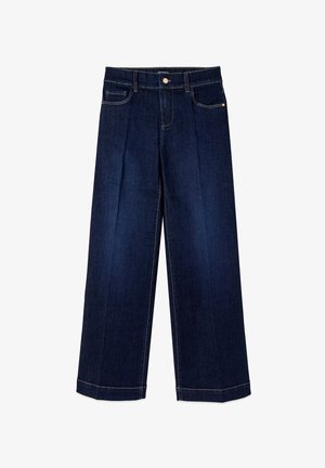 Jean en denim bleu foncé à jambes larges avec bouton sur le devant, passants pour ceinture et cinq poches, présenté sur un fond blanc.