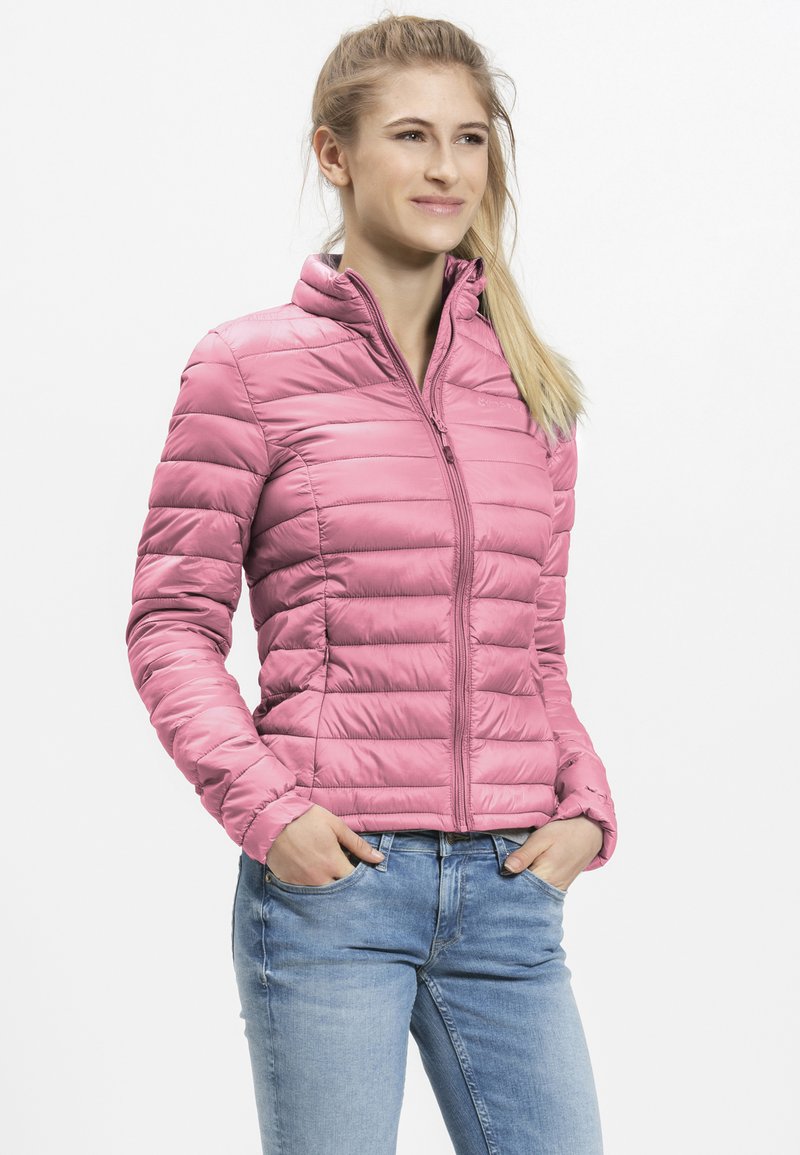 Roze gewatteerde jas met een rits aan de voorkant, met een hoge kraag en ribgebreide manchetten. Draag over denim jeans, wat een gladde, glanzende textuur laat zien.