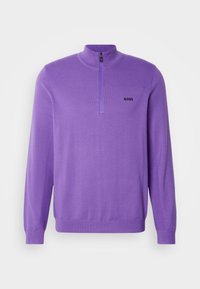 Lila långärmad stickad tröja med kvartdragkedja och hög krage samt liten svart "BOSS"-logotyp på vänster bröst.