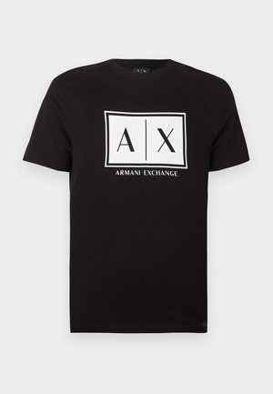 Černé tričko s krátkým rukávem s bílým obdélníkovým logem, na kterém je uprostřed hrudníku nápis "A | X" a "Armani Exchange".