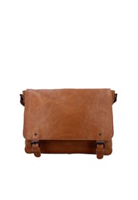 Braune Leder-Umhängetasche mit Klappe, zwei vorderen Schnallenriemen und verstellbarem Schultergurt vor weißem Hintergrund.