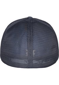 Mørkeblå mesh baseballcap med rund krone og ventilasjonsluker samt en solid brem. Justerbar baklukking.