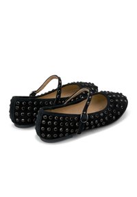 Zapatos Mary Jane de ante negro con punta redondeada, correa de ante y tachuelas metálicas como adorno. Suela plana, diseño minimalista.