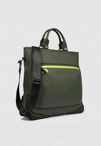 Borsa strutturata verde oliva realizzata in materiale resistente, con zip color lime brillante, doppi manici e tracolla regolabile.