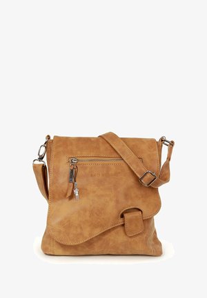 Braune Leder-Crossbody-Tasche mit Klappenverschluss, vorderer Reißverschluss-Tasche, verstellbarem Tragegurt und dekorativem Schlüsselanhänger-Detail. Glatte Textur.