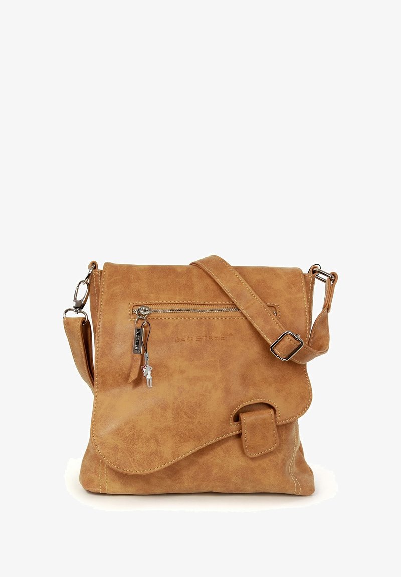 Sac à bandoulière en cuir marron avec un rabat, poche zippée à l'avant, sangle ajustable et détail de porte-clés décoratif. Texture lisse.