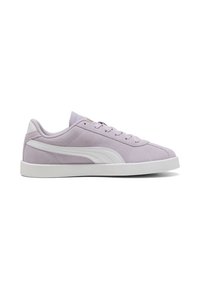 Sneaker in suede viola chiaro con dettagli bianchi, caratterizzati da un design a profilo basso, lacci piatti e una suola in gomma testurizzata.