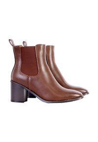 Bottines en cuir marron avec des panneaux latéraux élastiques, des bouts pointus et des talons empilés. Les coutures ajoutent de la texture et de la structure.
